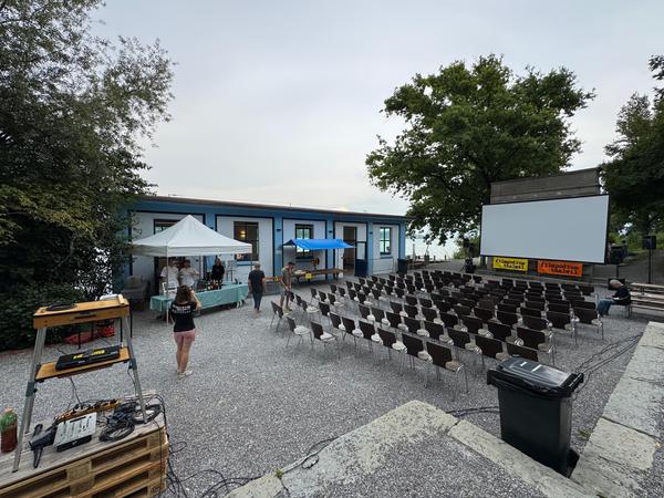 Aufgebautes Open Air Kino Seeanlage Farb