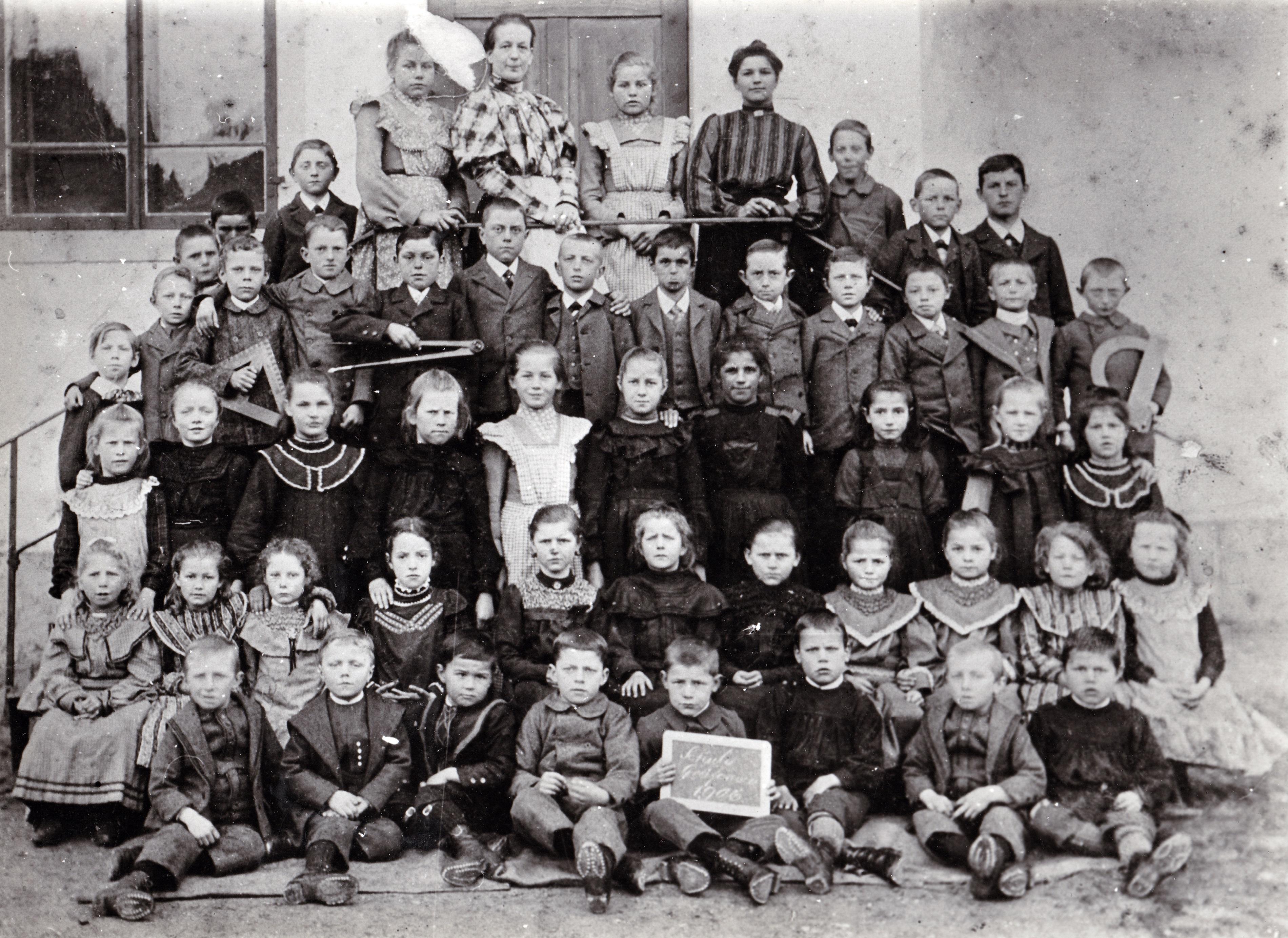 Noch wenige Jahre zuvor, 1906, wurden die Kinder im ursprünglichen Schulhaus, das heute als Gemeindehaus dient, von Fräulein Gassmann unterrichtet. Aufnahme aus 1906.