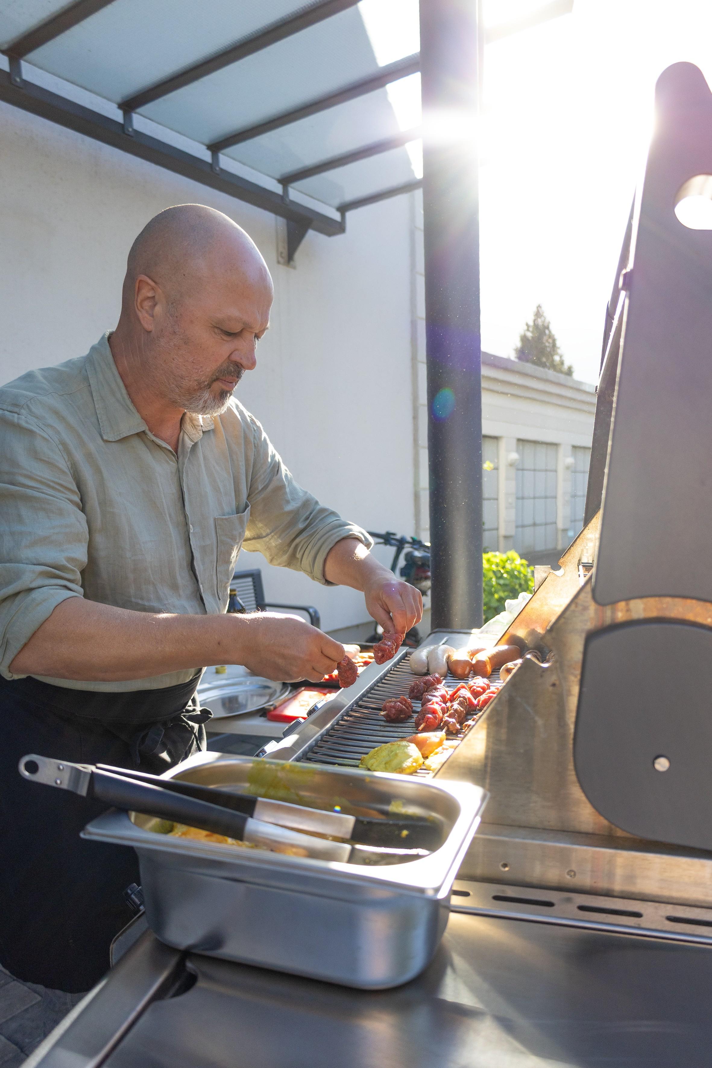 Herr des Grills: Gemeinderat Roland Wermelinger kümmert sich um das Fleisch.