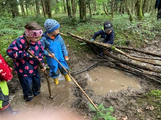 Spielen im Waldkindergarten