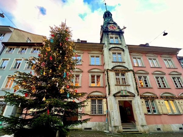 Weihnachtlich dekoriertes Rathaus Lenzburg