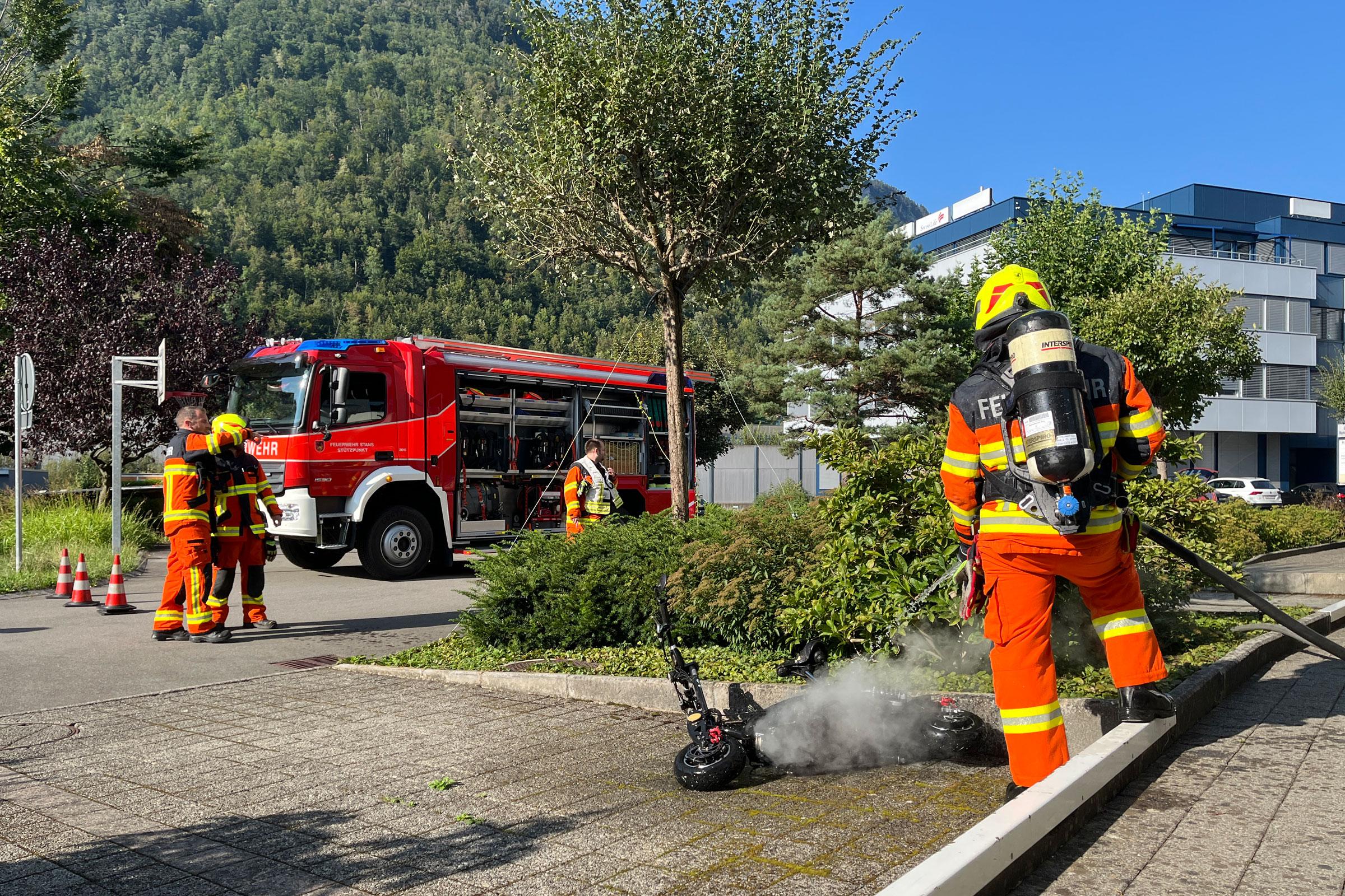 Das Ersteinsatzelement 1 holt einen brennenden Elektroscooter aus einem Kellerraum eines Wohnblocks und löscht ihn.