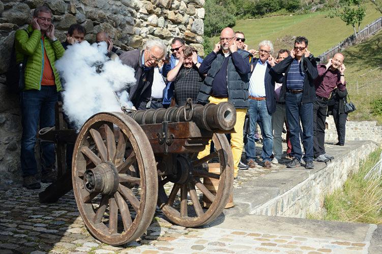 Ein ohrenbetäubender Böllerschuss kündigt unten im Tal an, dass die hohen Politikerinnen und Politiker aus Chur auf der Burg Haselstein eingetroffen sind.
