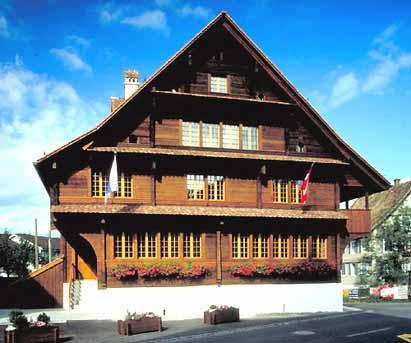 Das Pfrundhaus wurde 1610 auf älteren, aus verschiedenen Zeiten stammenden Grundmauern gestellt. 
Das Haus gilt als einer der ersten Profanbauten der Gegend und wurde 1989/90 vollständig renoviert. 
Heute werden die Räume des Pfundhauses von verschiedenen Vereinen genutzt.