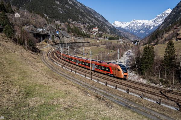 Der «Treno Gottardo» vor weltbekannter Kulisse in Wassen. Mit dem neuen Angebot der SOB wird die Gotthard-Bergstrecke aufgewertet. Bild SOB