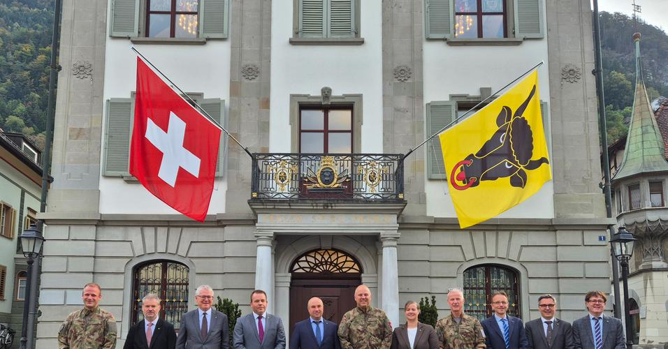 Gruppenbild der Delegation des Chefs der Armee, Benedikt Roos (Mitte), mit den Mitgliedern des Regierungsrats vor dem Rathaus. 