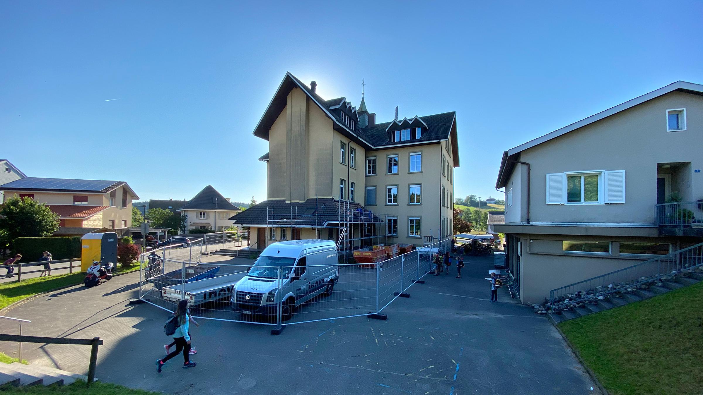 Die Baustelle wird teilweise eingezäunt, sodass der Schulbetrieb bis zu den Schulferien bestehen bleiben kann.
Die Aushubarbeiten durch den Baumeister beginnen.