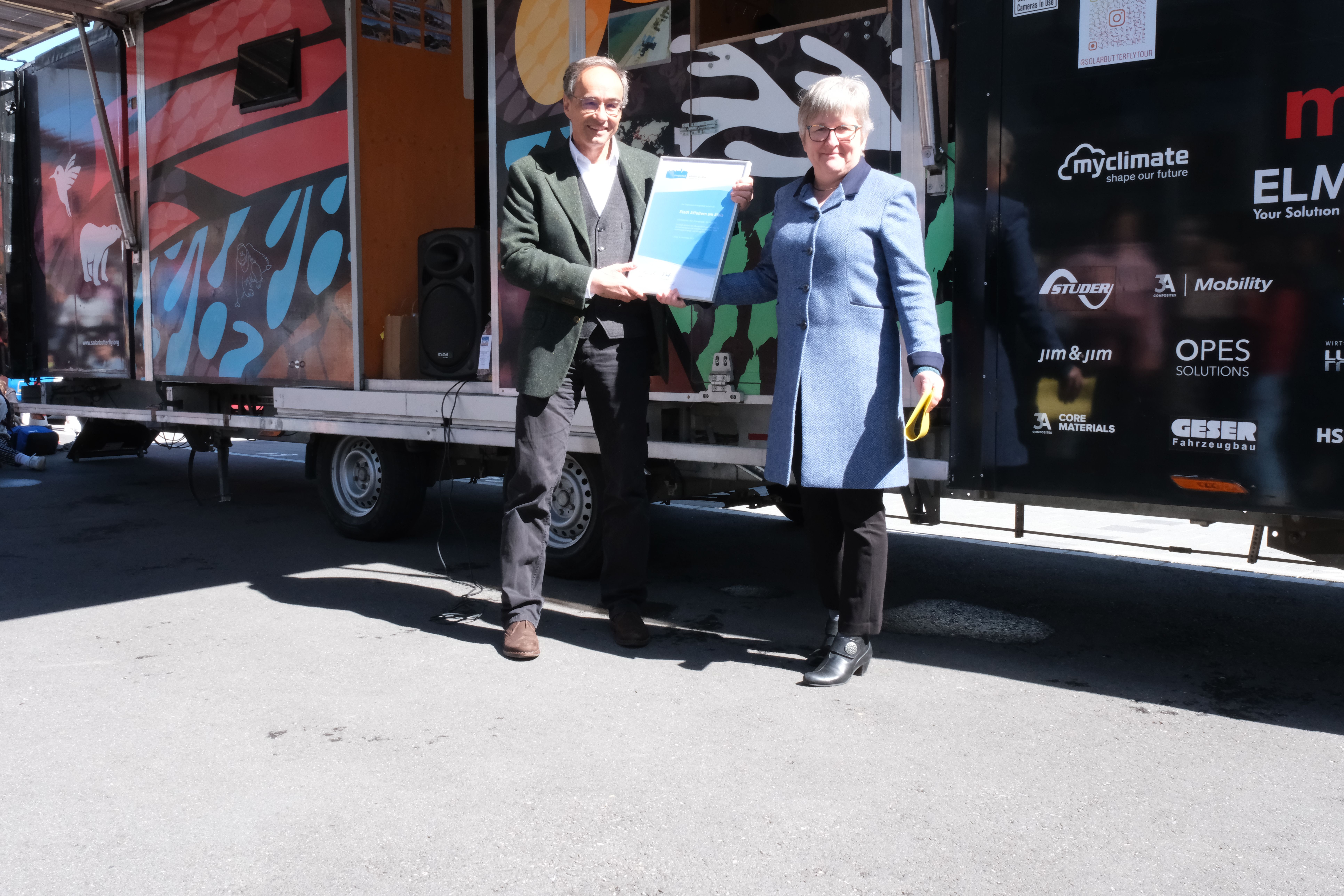 Bruno Bébié, Vertreter des Trägervereins, übergibt das Energiestadtlabel Eveline Fenner, Stadtpräsidentin. 