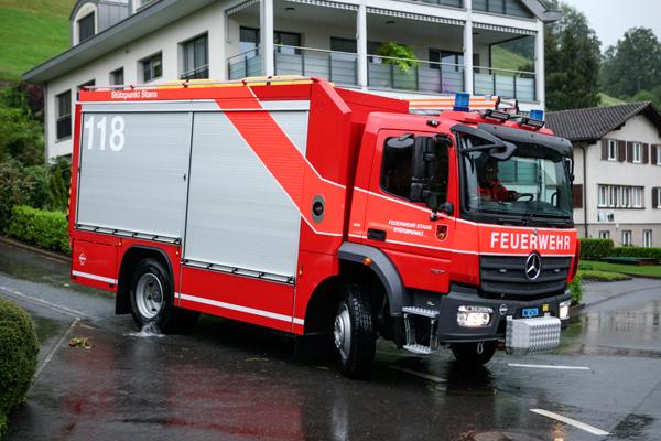 Mit dem Modulfahrzeug liefert die Feuerwehr Material auf die verschiedenen Schadenplätze.