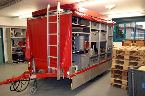 <b>Oelwehranghänger</b>
Hersteller: Geser AG, Littau

<b>Material</b>
ex-Stromaggregat
ex-Pumpe
H-Sperren
Gully-Ei
Dichtmaterial
Pulverlöscher
div. Kleinmaterial

