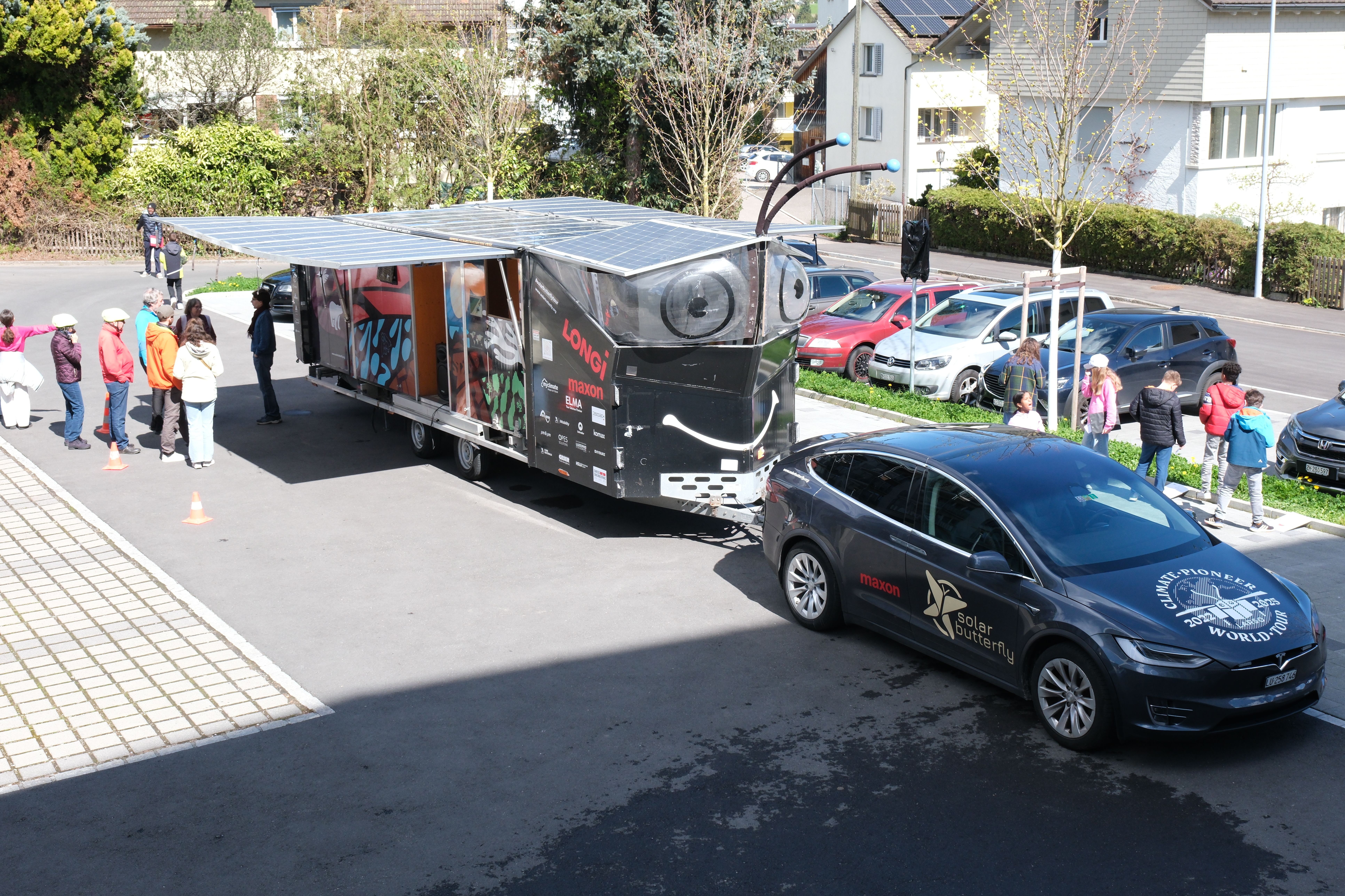 Das Fahrzeuggespann SolarButterfly kommt bei der Bevölkerung gut an. 