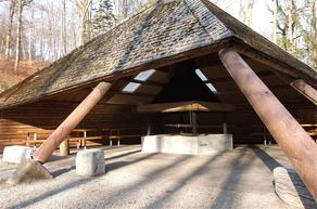 Der renovierte gedeckte Sitzplatz Chalofen im Villmerger Wald.