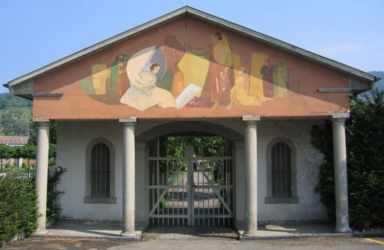 Wandbild beim alten Friedhof-Eingang. 