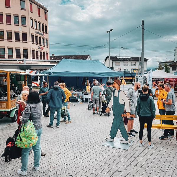 Menschen am Emmenmarkt auf dem Sonnenplatz.