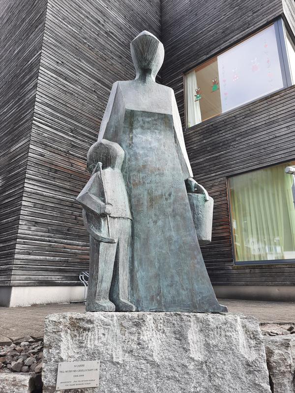 Frau Tell mit Sohn Wilhelm
