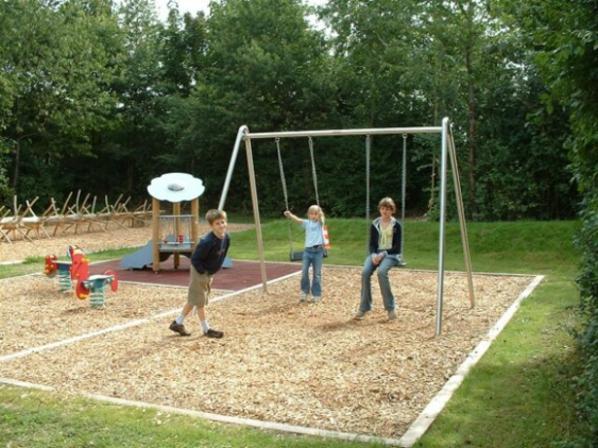 Tolle Geräte für die Kinder laden zum Spielen ein.