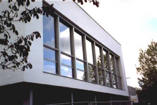 Die Hauptfassade strahlt bereits in neuem Glanz. 
