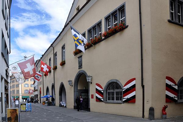 Das Rathaus steht an der oberen Poststrasse, im Herzen der Altstadt.