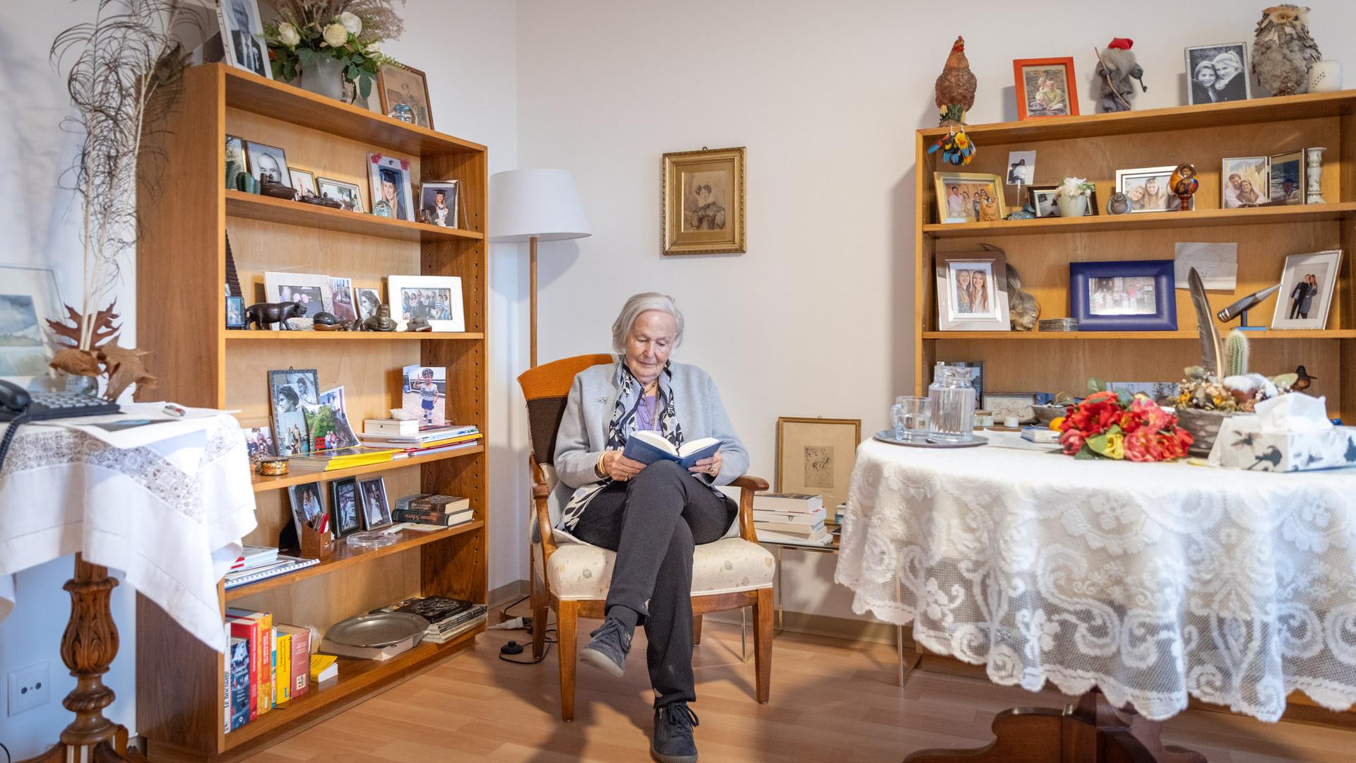 Ältere Dame liest
