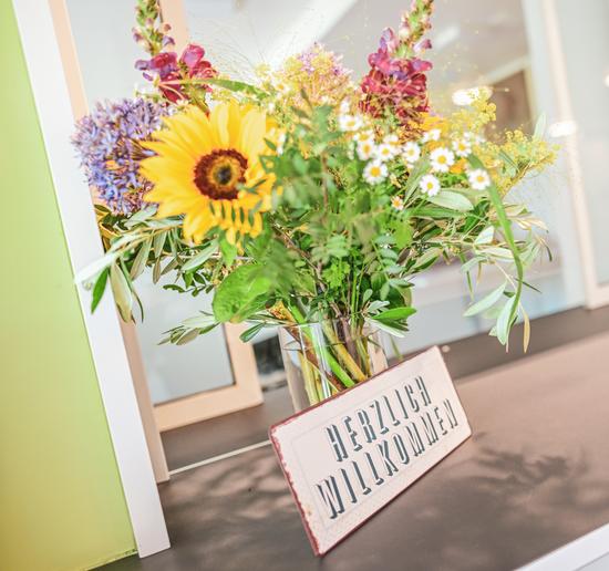 Alterszentrum Breite Empfangsbereich mit einem Blumenstauss