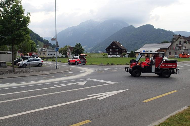 Im Gebiet Fronhofen putzt das Ersteinsatzelement 1 eine Ölspur weg.
