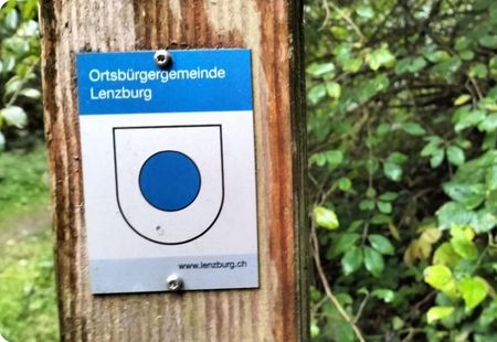 Plakette der Ortsbürgergemeinde im Waldgebiet Ebnet