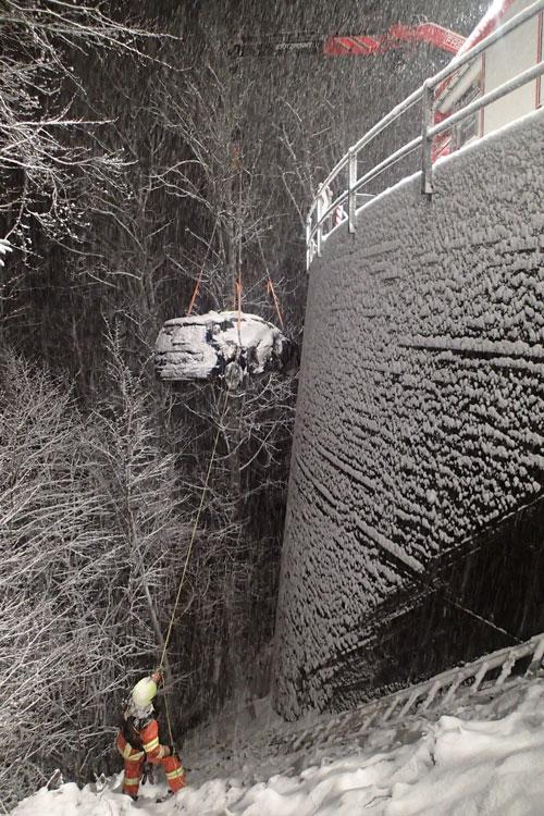 Auf der Strasse zwischen Emmetten und Beckenried kommt ein Auto von der schneebedeckten Strasse ab. Die Strassenrettungsgruppe holt den Personenwagen mit dem Kran auf die Strasse zurück.