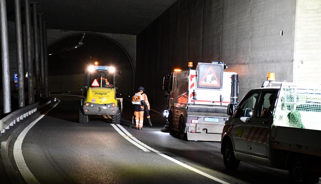 Die Unterhalts- und Reinigungsarbeiten auf der Axenstrasse werden gebündelt ausgeführt. Bild Amt für Betrieb Nationalstrassen