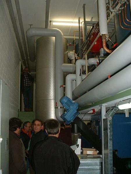 Die Heizung versorgt die Schulanlagen Brotkorb (zwei Schulhäuser und eine Turnhalle), den Saalbau und das Gemeindehaus mit Wärme. Zwei grosse Energiespeicher können die nicht benötigte Wärme zwischenspeichern und tragen damit zu einem optimalen Betrieb der Feuerung bei.
