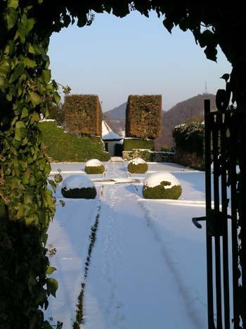 Am Eingangstor zum französischen Garten.