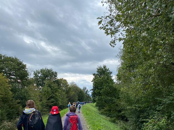 Auf dem Wanderweg am Reuss Damm, Schüler von hinten
