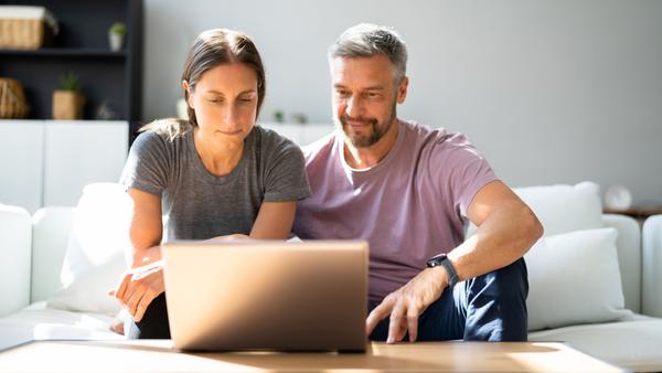 Bild mit Eltern vor dem Computer