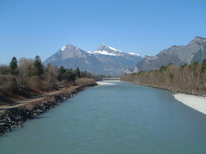 Rhein mit Blick auf  Gonzen