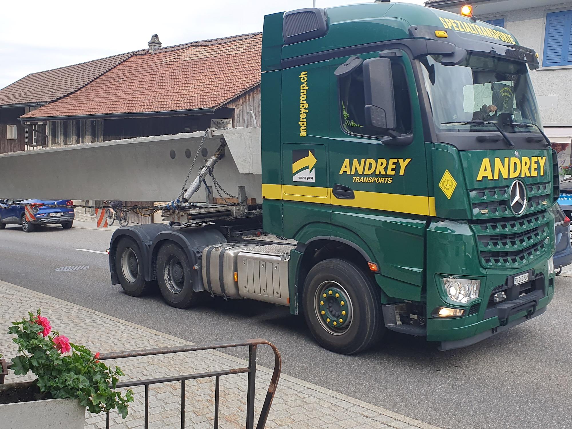 Anlieferung der Dachträger, 26. 6. 23
