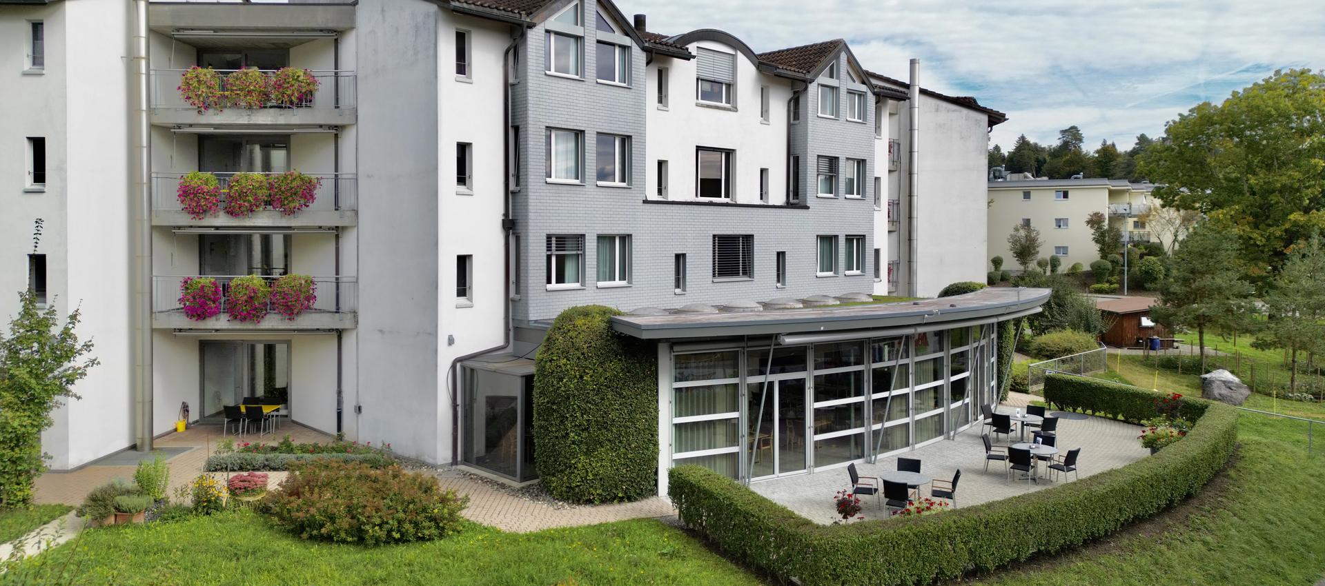 Hof mit Gartentischen