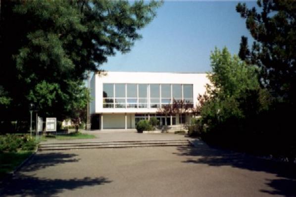 Der Saalbau Stein im Sommer 2000.
