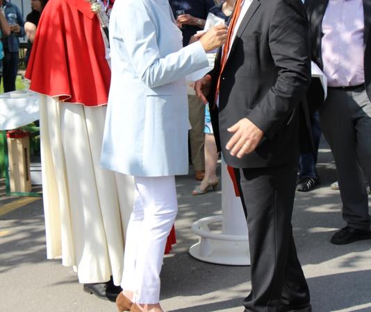 Frau Landamann Yvonne von Deschwanden gratuliert Alfred Bossard zur Wahl.