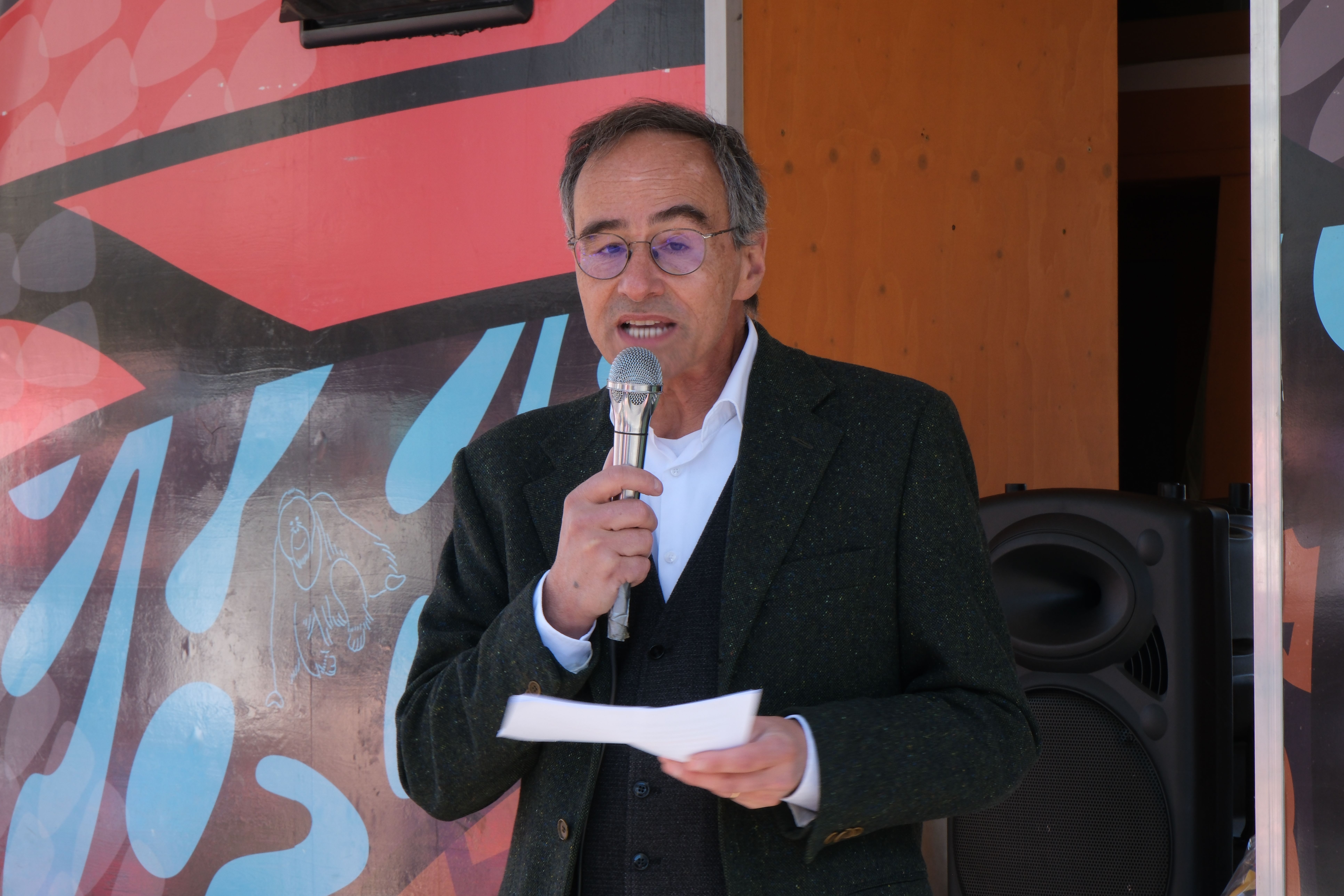 Bruno Bébié, Vertreter des Trägervereins des Energiestadtlabels, bei seiner Rede vor dem SolarButterfly.