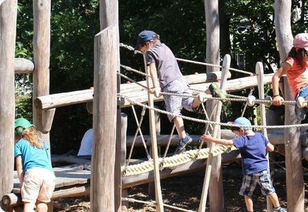 Spielende Kinder auf einem Spielplatz
