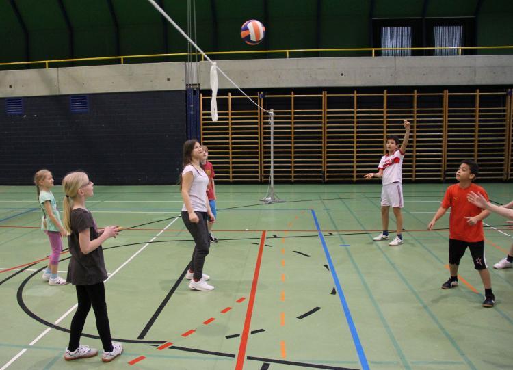 Auch Ball über die Schnur durfte nicht fehlen.