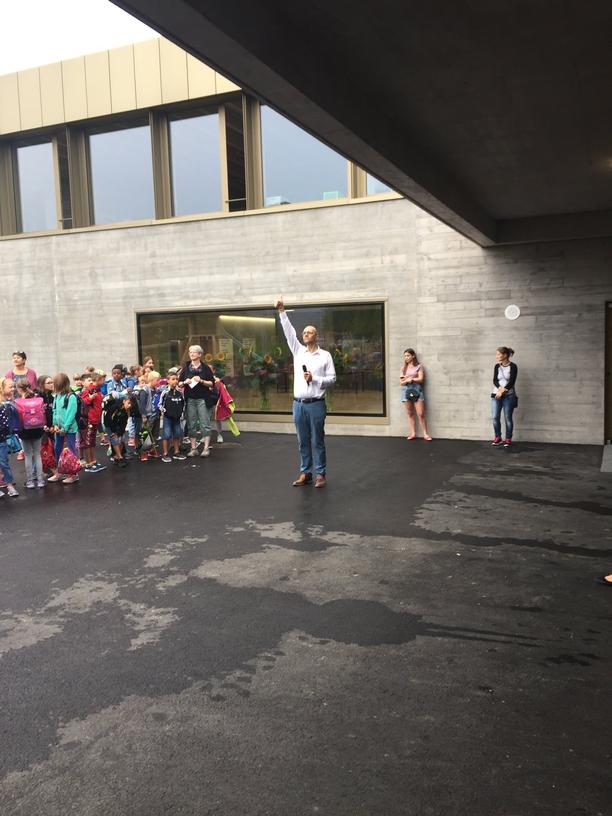 Schulbeginn in der Schulanlage Mühlematten.