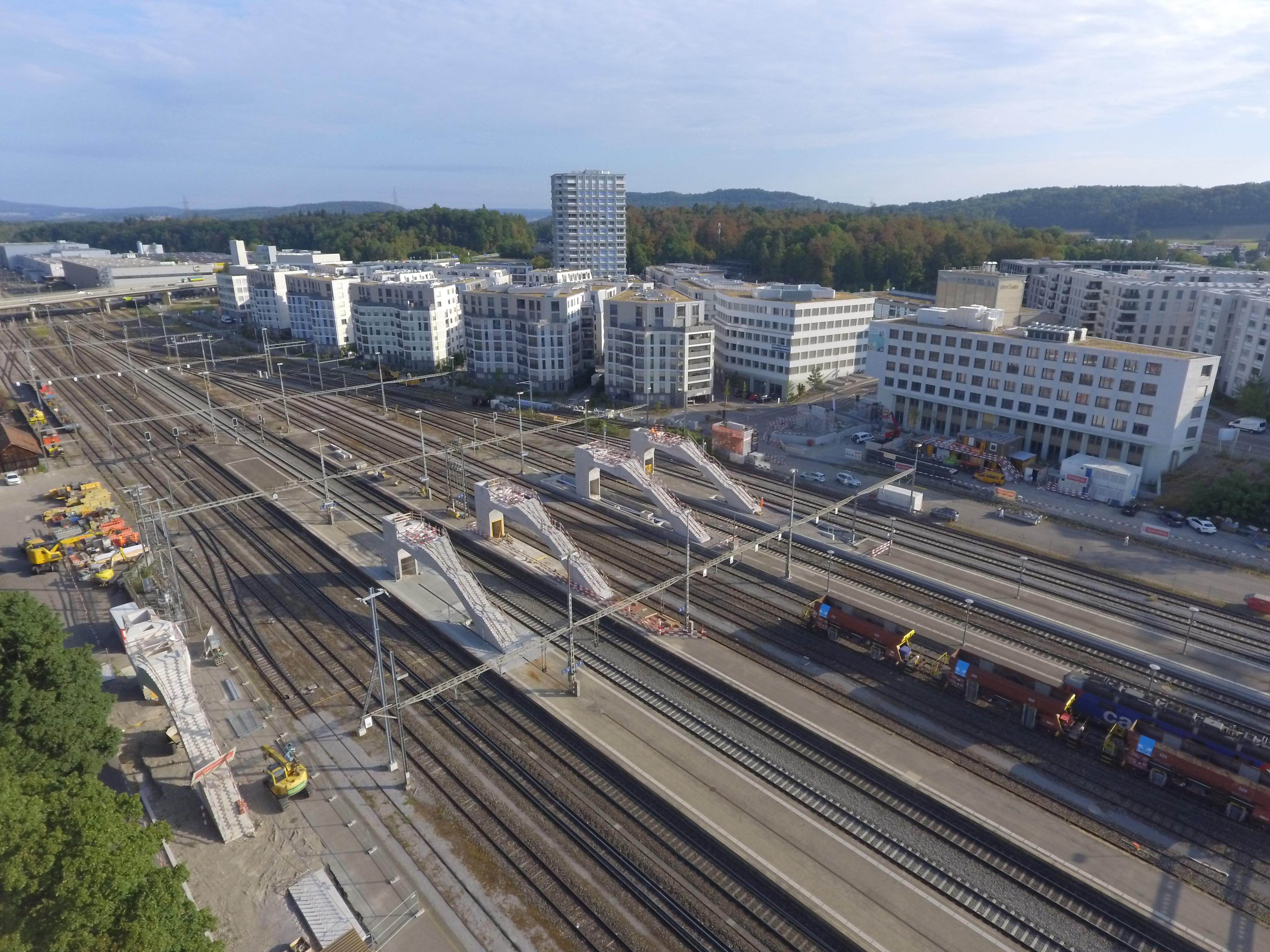 Halbzeit bei der Passerelle. Die Treppenaufgänge und Lifte stehen, die Dimensionen der Passerelle werden erkennbar.