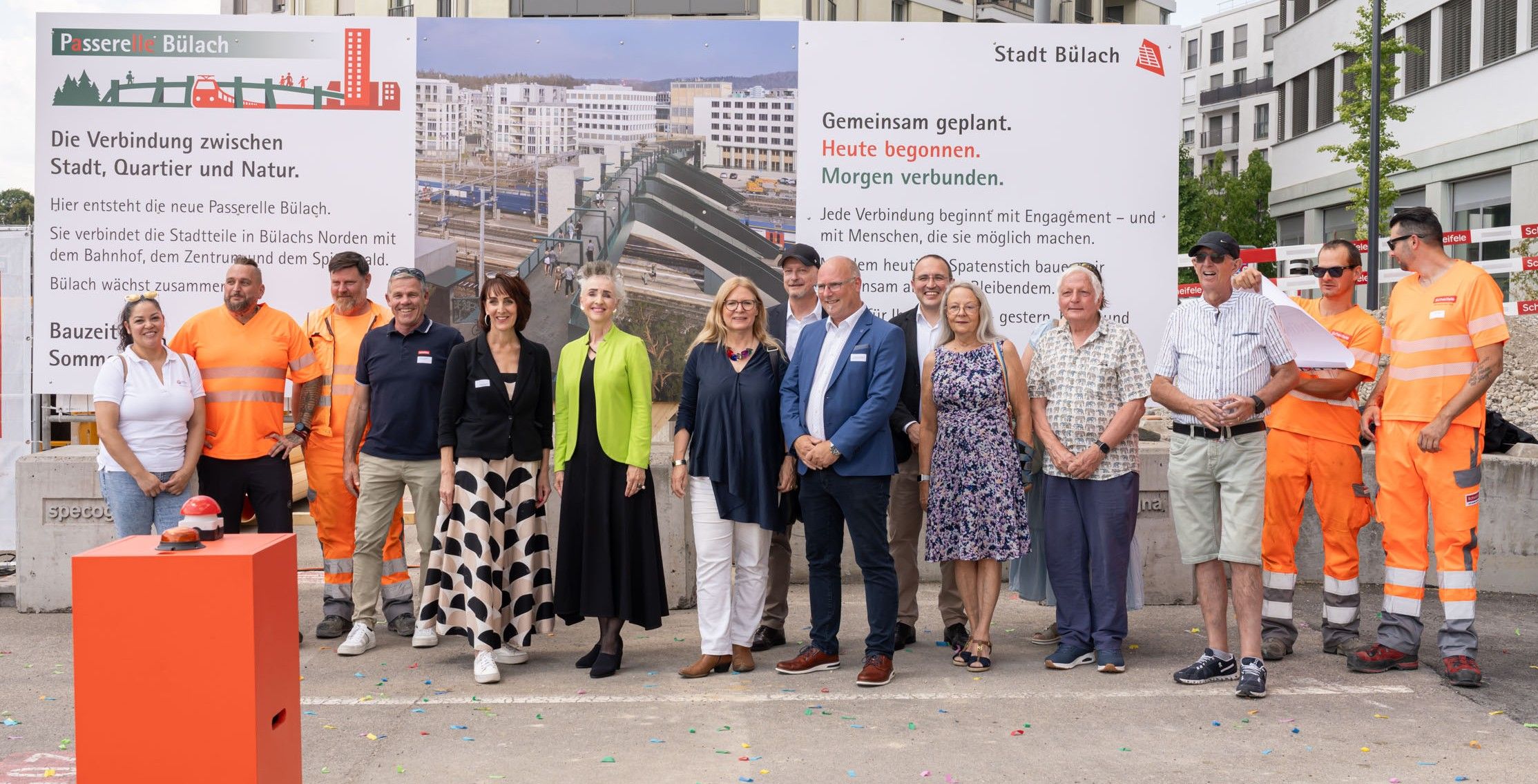 Vertreterinnen und Vertreter des Bülacher Stadtrats, des Zürcher Regierungsrats, der Grundeigentümerinnen und der SBB geben zusammen mit Vertreterinnen und Vertretern aus dem Glasi-Quartier und des Bau-Teams den Startschuss für die Passerelle Bülach.
Foto: Andrea Lobsiger
