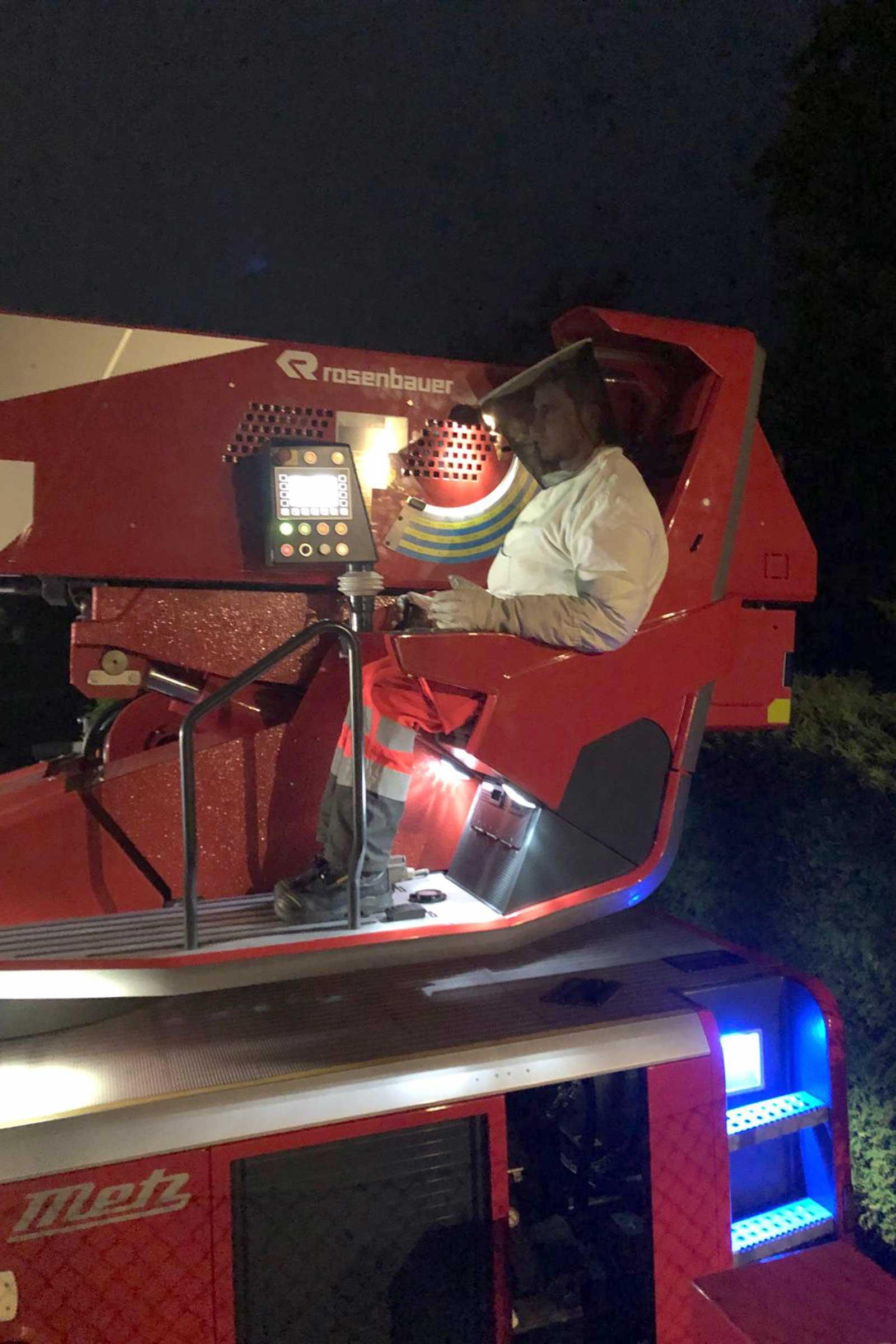 Die Stanser Autodrehleiter leistet in Hergiswil Unterstützung bei der Beseitigung eines Hornissennests.