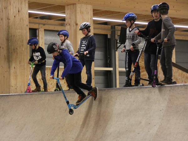 Kinder mit Kickboards