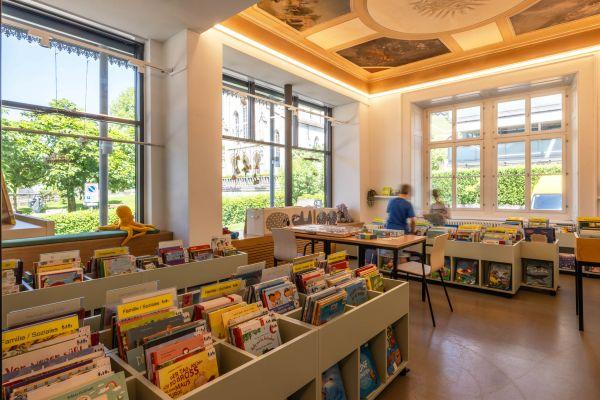 Viele Bücher warten auf Sie