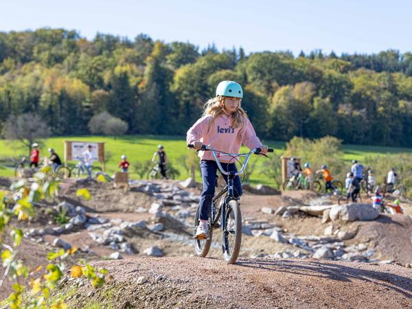 Eine junge BMX-Fahrerin bei der Trailcenter-Eröffnung