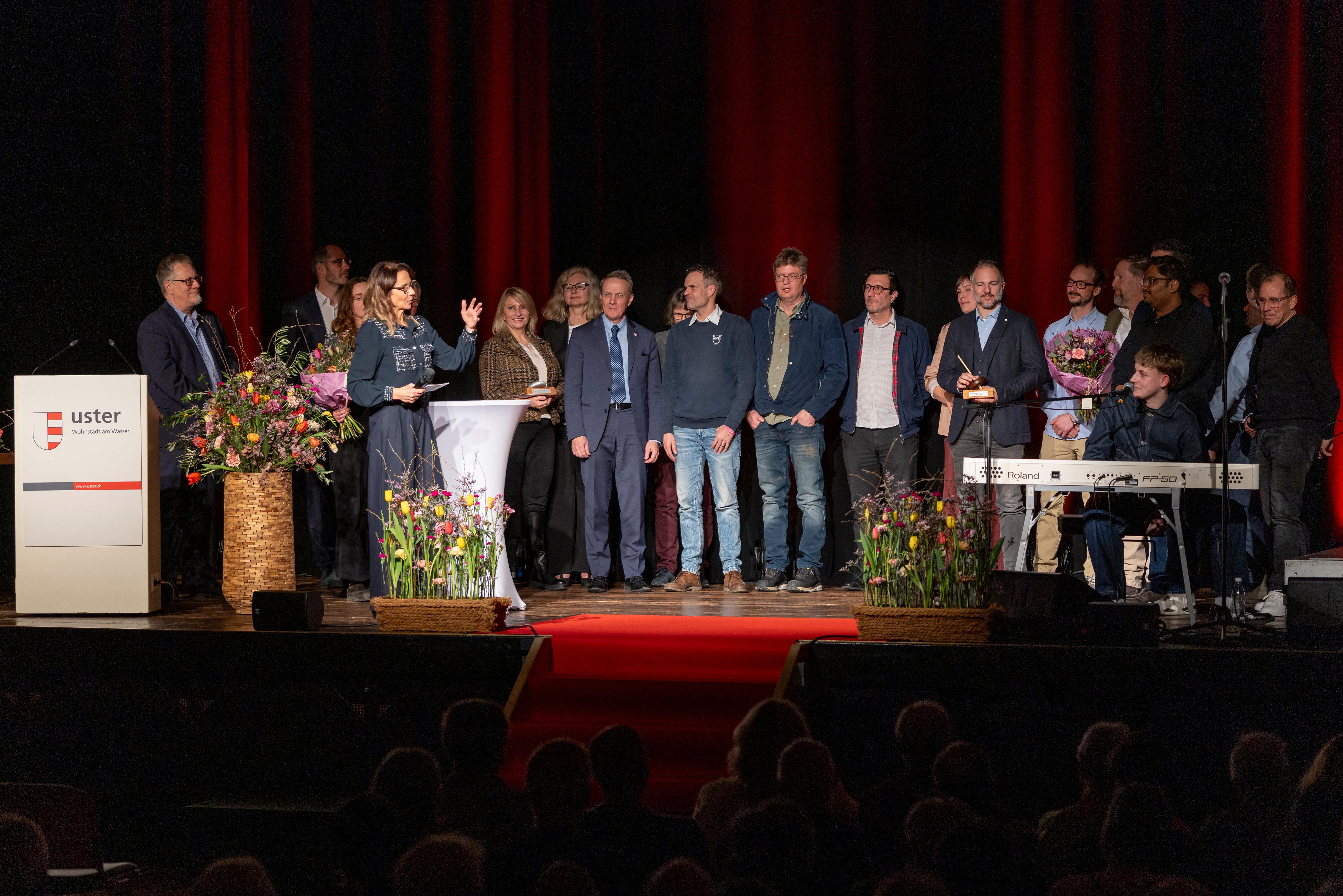 Alle Preisträgerinnen und Preisträger auf der Bühne