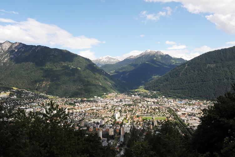 Vom Panoramaweg am Calanda aus zeigt sich die Stadt Chur in ihrer vollen Grösse.  