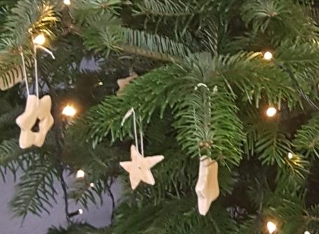 Salzteigsterne an Weihnachtsbaum